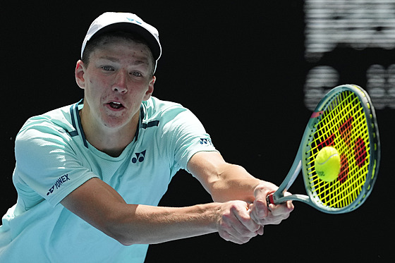 Jan Kumstát returnuje ve finále junior� na Australian Open.