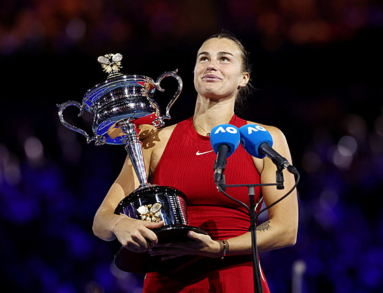 Aryna Sabalenková z B�loruska hovo�í b�hem záv�re�ného ceremoniálu po finále...