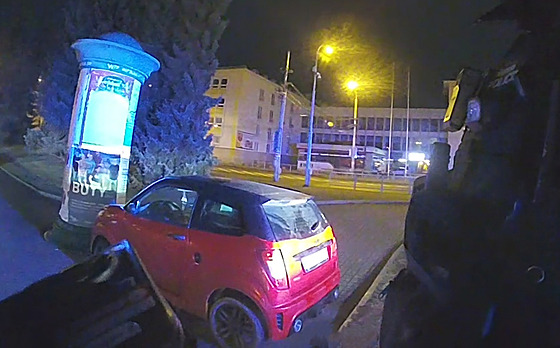 Opilí studenti cht�li p�enést miniauto svého spolu�áka.