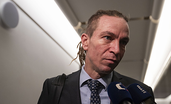 Vicepremiér a p�edseda Pirát� Ivan Barto� ve Sn�movn�