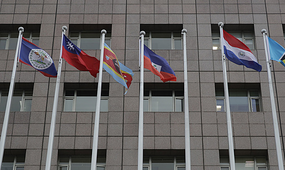 Vlajka Nauru chybí ped budovou velvyslanectví v Tchaj-peji na Tchaj-wanu....