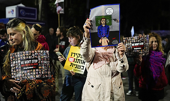 Píbuzní rukojmích zadrovaných v Pásmu Gazy protestují ped bydlitm...