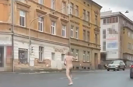 Nahý mu� pobíhal na ru�né k�i�ovatce v centru Chebu mezi automobily.