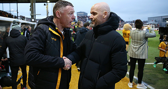 Graham Coughlan (vlevo), trenér �tvrtoligového Newportu County se zdraví s...