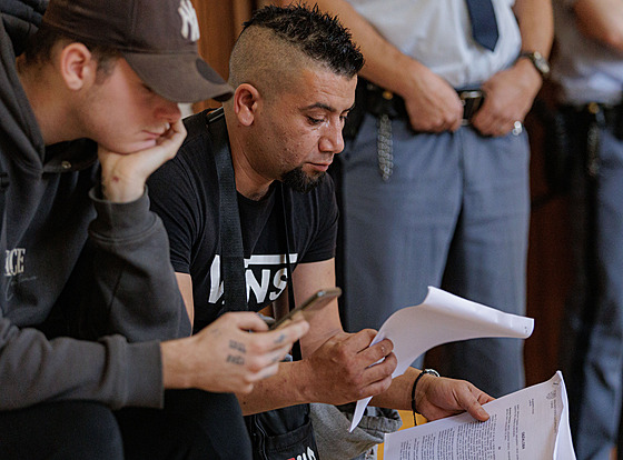 Erik Dvo�ák (v �epici) a Milan Danko jsou v jednom sporu po�kozenými, proto�e...