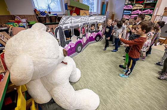 Radní David Beke p�edal ply�ové medv�dy i makety váno�ního trolejbusu d�tem v...