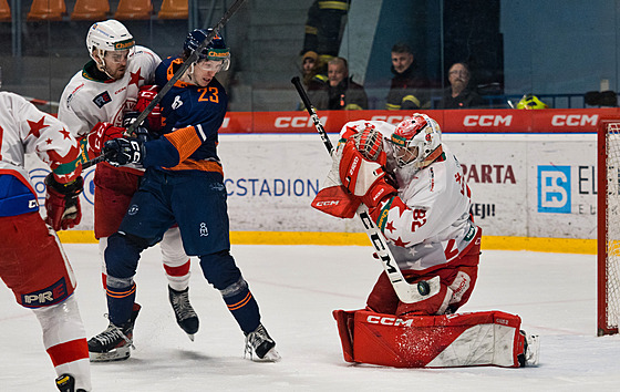 Tomá Volevecký, branká Slavie, zasahuje hokejkou v zápase na led Litomic.