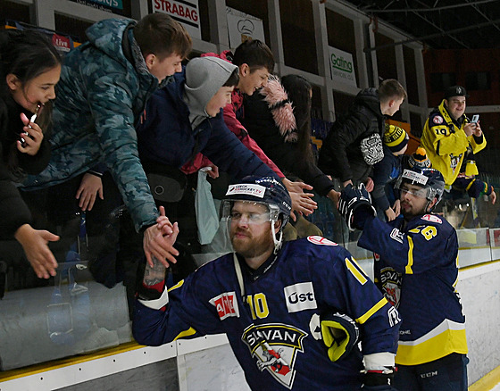 HC Slovan Ústí - Vrchlabí, 2. hokejová liga. Jan Rudovský se zdraví s fanou�ky.
