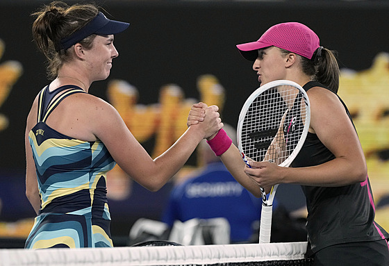 Linda Nosková p�ijímá gratulace od sv�tové jedni�ky Igy �wiatekové, kterou...