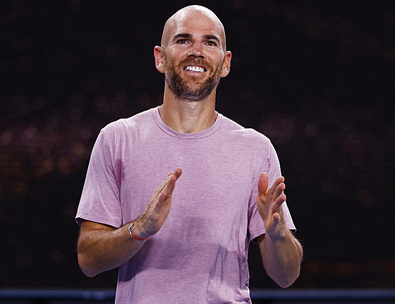 Adrian Mannarino slaví postup do osmifinále Australian Open.