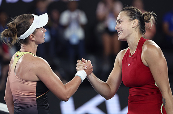 Barbora Krej�íková (vlevo) a Aryna Sabalenková si podávají ruce po vzájemném...