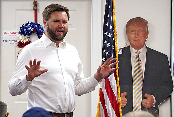 Republikánský senátor James Vance evidentn� fandí Donaldu Trumpovi. (26. �íjna...