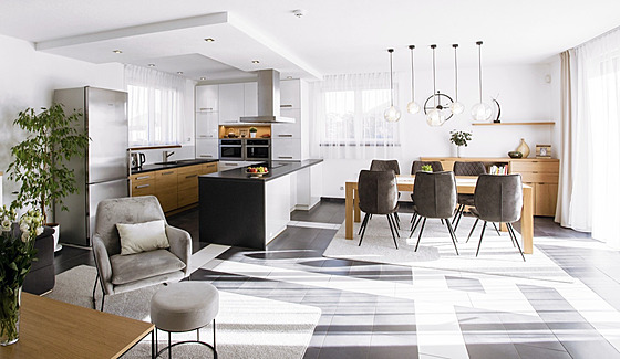 Do prostoru 52 m2 designérka soustedila kuchy, jídelnu i obývací pokoj, to...