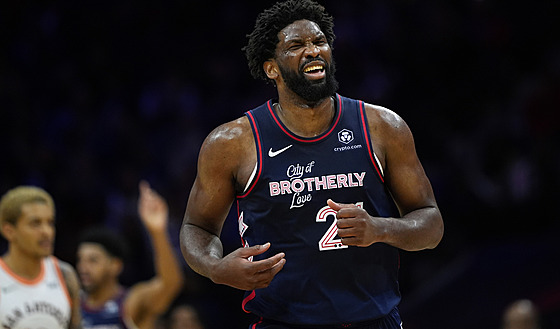 Joel Embiid z Philadelphie v zápase se San Antoniem.