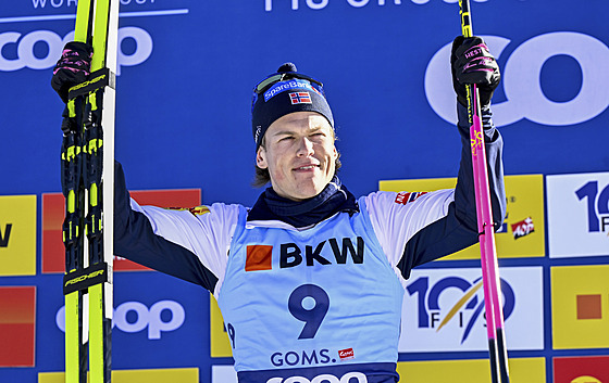 Norský bec na lyích Johannes Hoesflot Klaebo se raduje z vítzství v závod...
