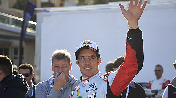 Thierry Neuville zdraví fanouky po triumfu v Rallye Monte Carlo.
