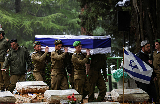 Poheb izraelských vojenských rezervist na vojenském hbitov Mount Herzl v...