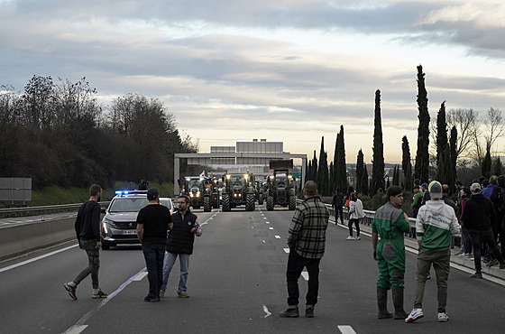 Zemdlci zablokovali dleité silniní tahy na desítkách míst Francie, od...