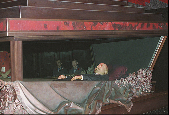 Nostalgití píznivci Vladimira Iljie Lenina se v nedli seli v ruském...