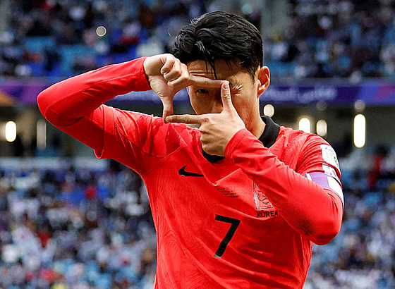 Korejský fotbalista Son Hung-Min slaví gól.