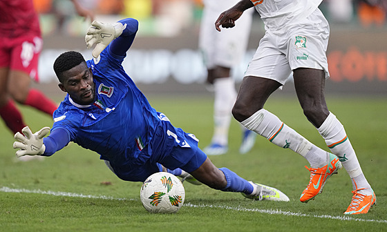 Jesus Owono, branká Rovníkové Guiney zasahuje v zápase proti Pobeí slonoviny.