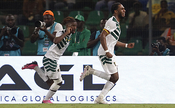 Kameruntí fotbalisté slaví gól na Africkém poháru.