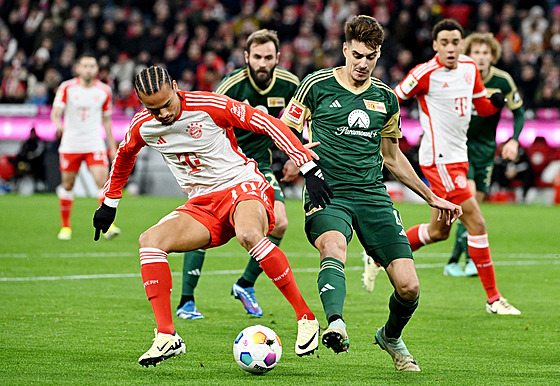 Leroy Sane (vlevo) z Bayernu Mnichov a Diogo Leite z Unionu Berlín bojují o mí�.