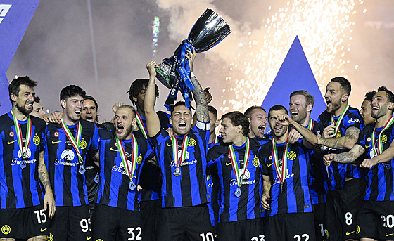 Fotbalisté Interu Milán oslavují zisk italského Superpoháru.