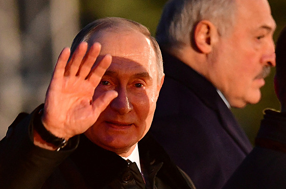 Prezident Vladimir Putin spolen s bloruským protjkem Alexandrem Lukaenkem...