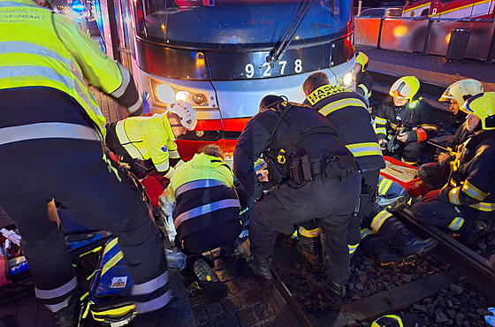 Tramvaj srazila chodce poblí� obory Hv�zda (24. ledna 2024)