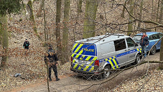 Pra�ská policie v Kunraticích pátrala po neznámém pachateli, který v lese...