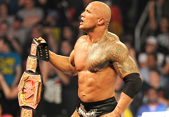 Dwayne The Rock Johnson slaví vítzství v zápase o WWE Championship na akci...