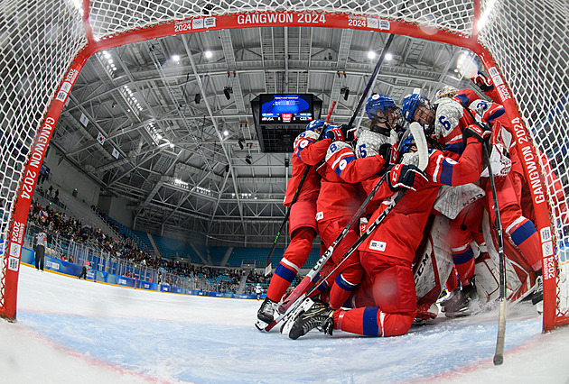 Hokejisté na mládežnické olympiádě zdolali i USA, po obratu vyhráli v nájezdech