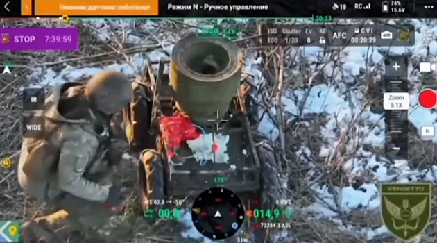 VIDEO: Ukrajinský pozemní dron s 55 kilogramy trhaviny odpálil Rusům most