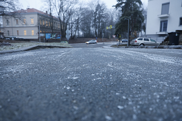 Dopravu komplikovala ledovka, na horách se tvořily sněhové jazyky
