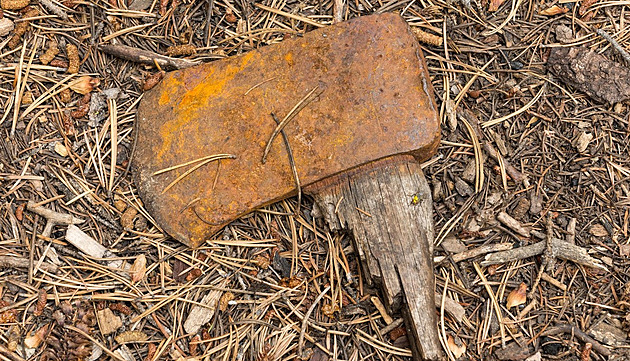 Zlomené topůrko nářadí nemusíte pracně vytloukat. Jednoduše ho vypálíte