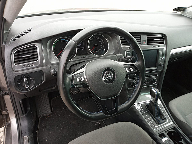 Jak odpůrce elektroaut přišel na chuť jízdě na baterky. Peníze rozhodly