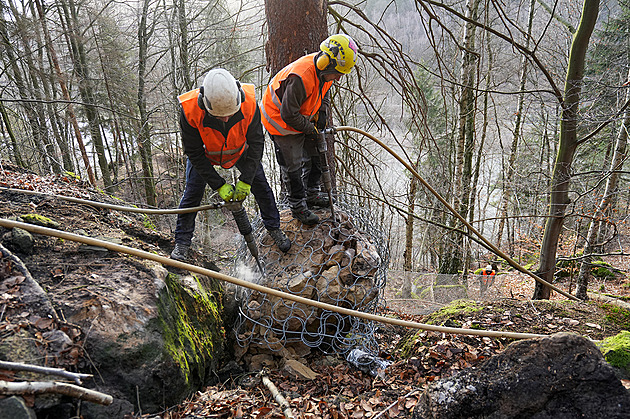 Obří balvan, který se zřítil u Hřenska, rozbili na menší kusy. Už je možné projet