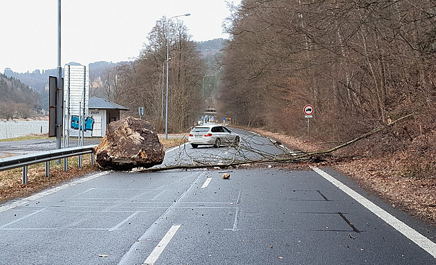 Průjezd Hřenskem zavřel nestabilní skalní masiv, může se kdykoliv zřítit