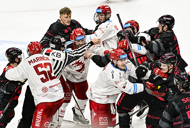 Vytížení proti odpočatým. Sparta čelí v semifinále Třinci, Pardubice čeká Litvínov