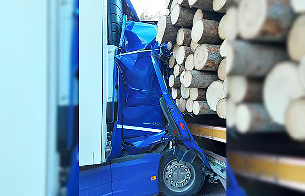 Náklaďák narazil do kamionu se dřevem, má zdemolovanou kabinu. D1 stojí