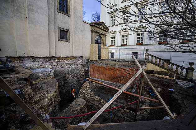 Archeologové odkryli u kostela Panny Marie Vítězné nálezy z raného středověku