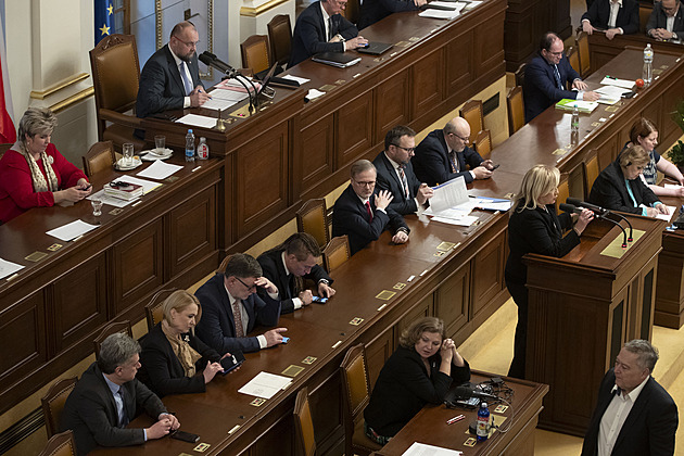 Poslanci se sejdou k jednání o Fialově podílu v záložně. V Paříži proběhne losování fotbalové Ligy národů