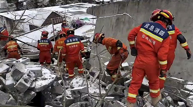 Sesuv půdy v Číně zavalil 47 lidí, vyprostit se je snaží dvě stovky záchranářů