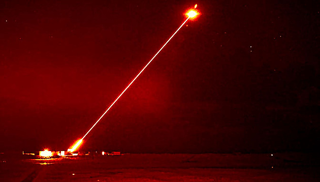 Britové zkouší dračí oheň. Laserová zbraň sežehne z nebe dron i raketu