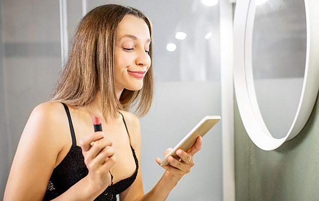 Uplakané líčení, náhražky i make-up naruby. 7 trendů, které frčí na TikToku