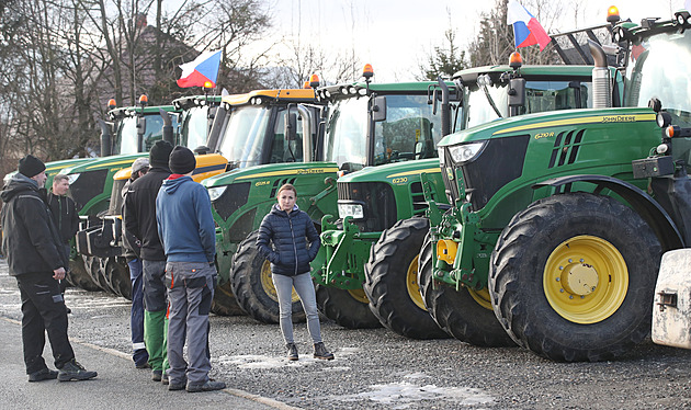 Traktory se valí do Prahy. Tisíce farmářů budou v pondělí protestovat před ministerstvem, metropoli hrozí kolaps