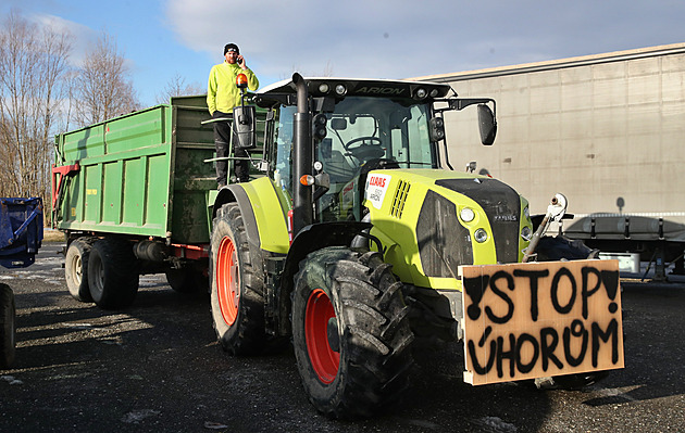 Stop úhorům! Na silnice vyjela protestní kolona traktorů s vlajkami