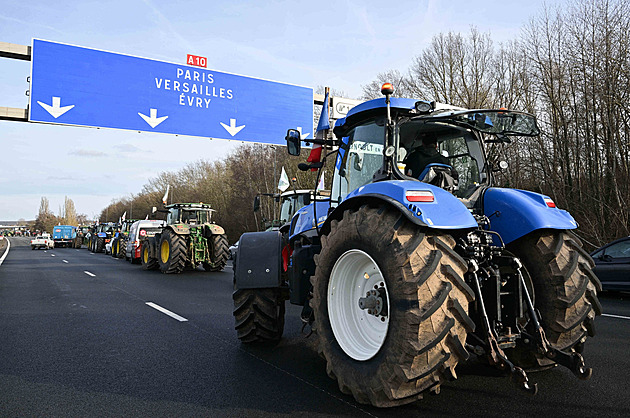 Paříž v obležení farmářů. Policie má zabránit, aby bouřící se zemědělci obsadili největší velkoobchod v zemi