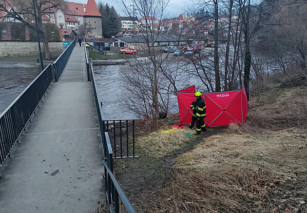 Strážníci v Krumlově objevili u vody ohořelé tělo, okolnosti úmrtí objasní pitva